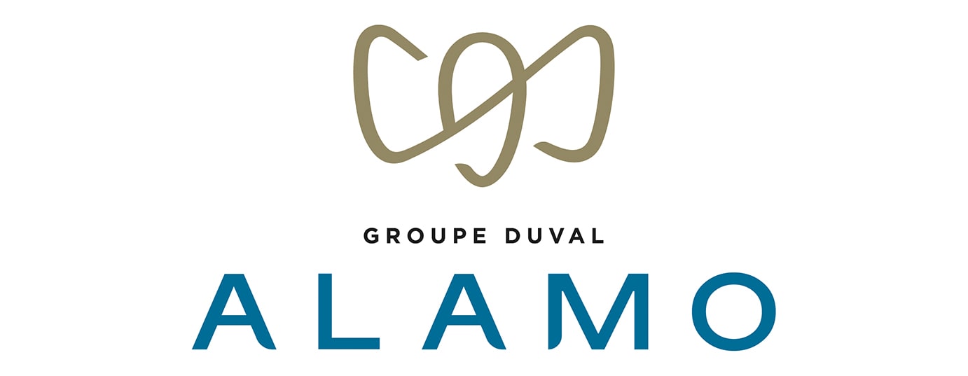 Logo présentant un design abstrait distinctif de couleur marron clair au-dessus du texte « GROUPE DUVAL » en petites lettres majuscules. En dessous, le mot « ALAMO » est affiché en grandes lettres majuscules en gras de couleur bleue.