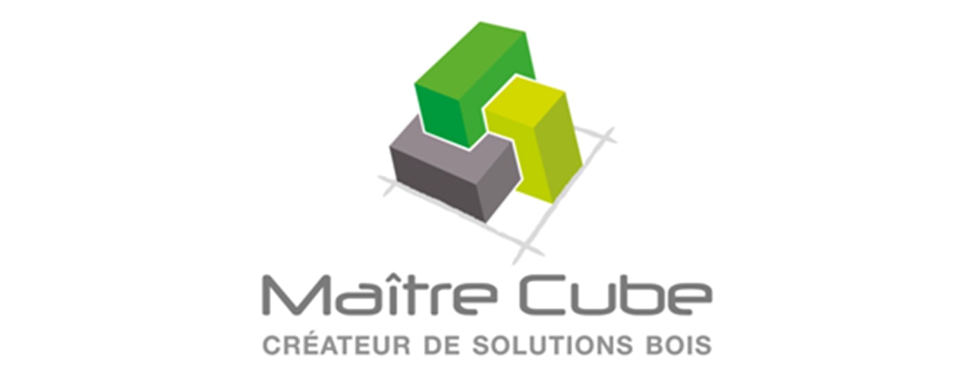 Logo de Maître Cube, composé de trois cubes imbriqués en vert, jaune et gris sur un motif quadrillé. Sous les cubes se trouve le texte « Maître Cube » en gris, suivi de « CRÉATEUR DE SOLUTIONS BOIS » en lettres grises plus petites.