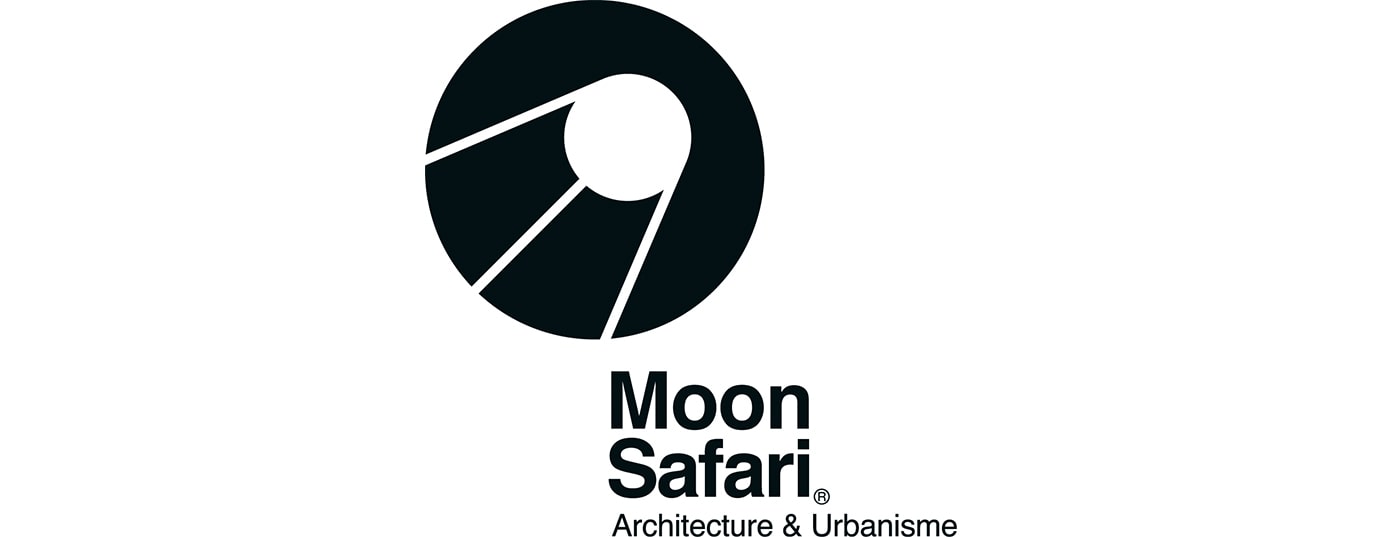 Logo de Moon Safari Architecture & Urbanisme. Il se compose d'un cercle noir avec une découpe circulaire blanche et trois rayons à l'intérieur, symbolisant un corps céleste stylisé. Le nom de l'entreprise et le slogan apparaissent en texte noir sous le graphique.