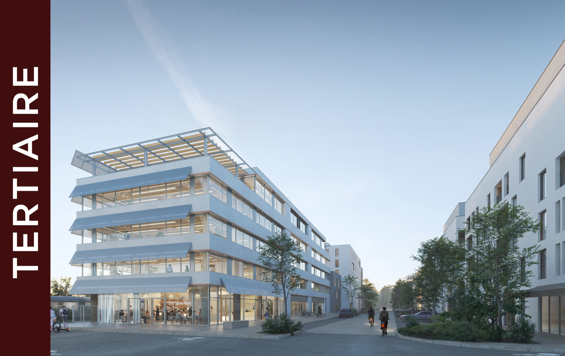 Immeuble de bureaux moderne à plusieurs étages avec de grandes baies vitrées, situé dans une rue avec des arbres et des gens qui marchent. Une bannière verticale bordeaux sur le côté gauche affiche le mot "TERTIAIRE" en lettres capitales blanches.