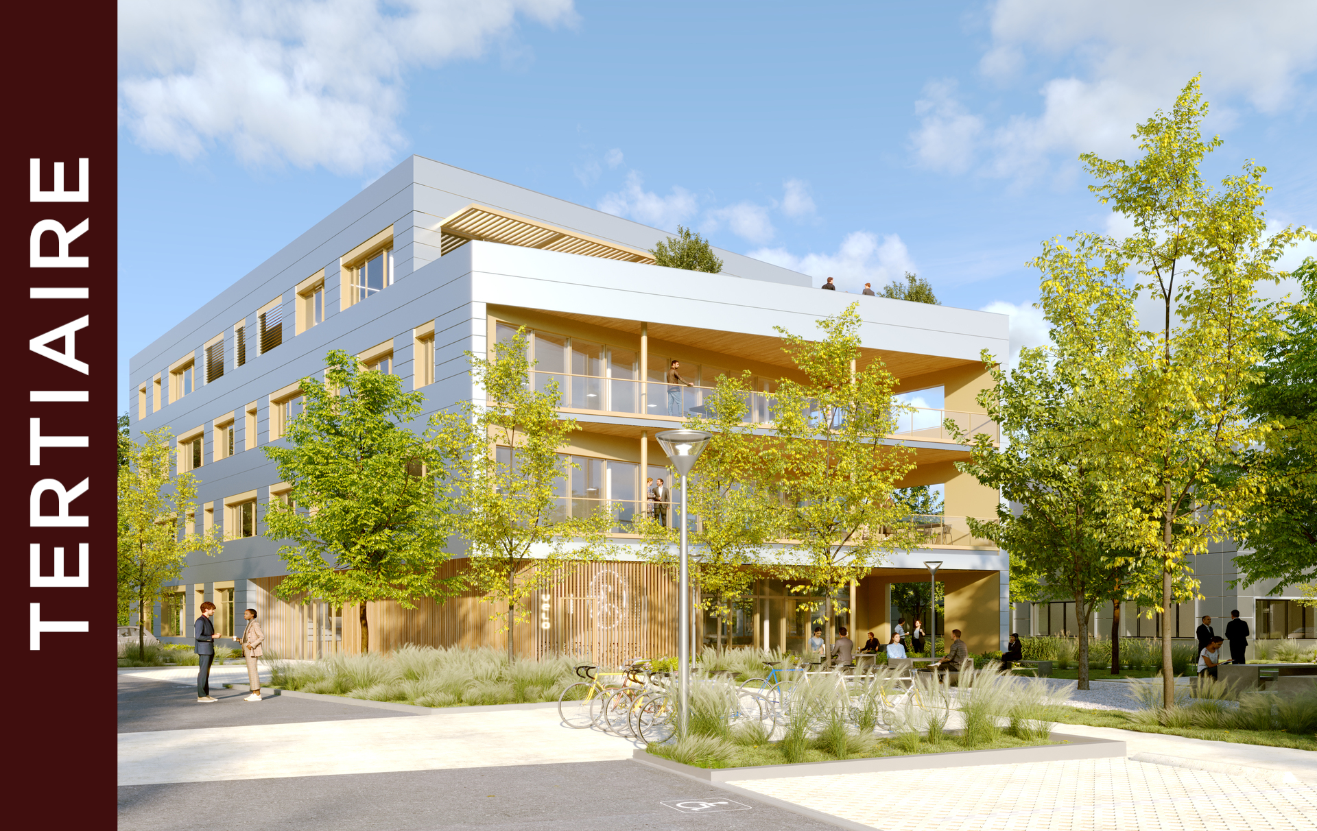 Un immeuble de bureaux moderne de trois étages avec de grandes fenêtres et des balcons, entouré d'arbres et de verdure. Des gens se promènent et s'assoient à l'extérieur. Une bannière verticale bordeaux sur la gauche indique "TERTIAIRE".
